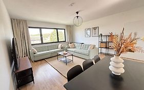 110Qm- 4 Rooms - Free Private Parking- Free Fast Wifi - Kitchen - Near Wood- A Part Time Home